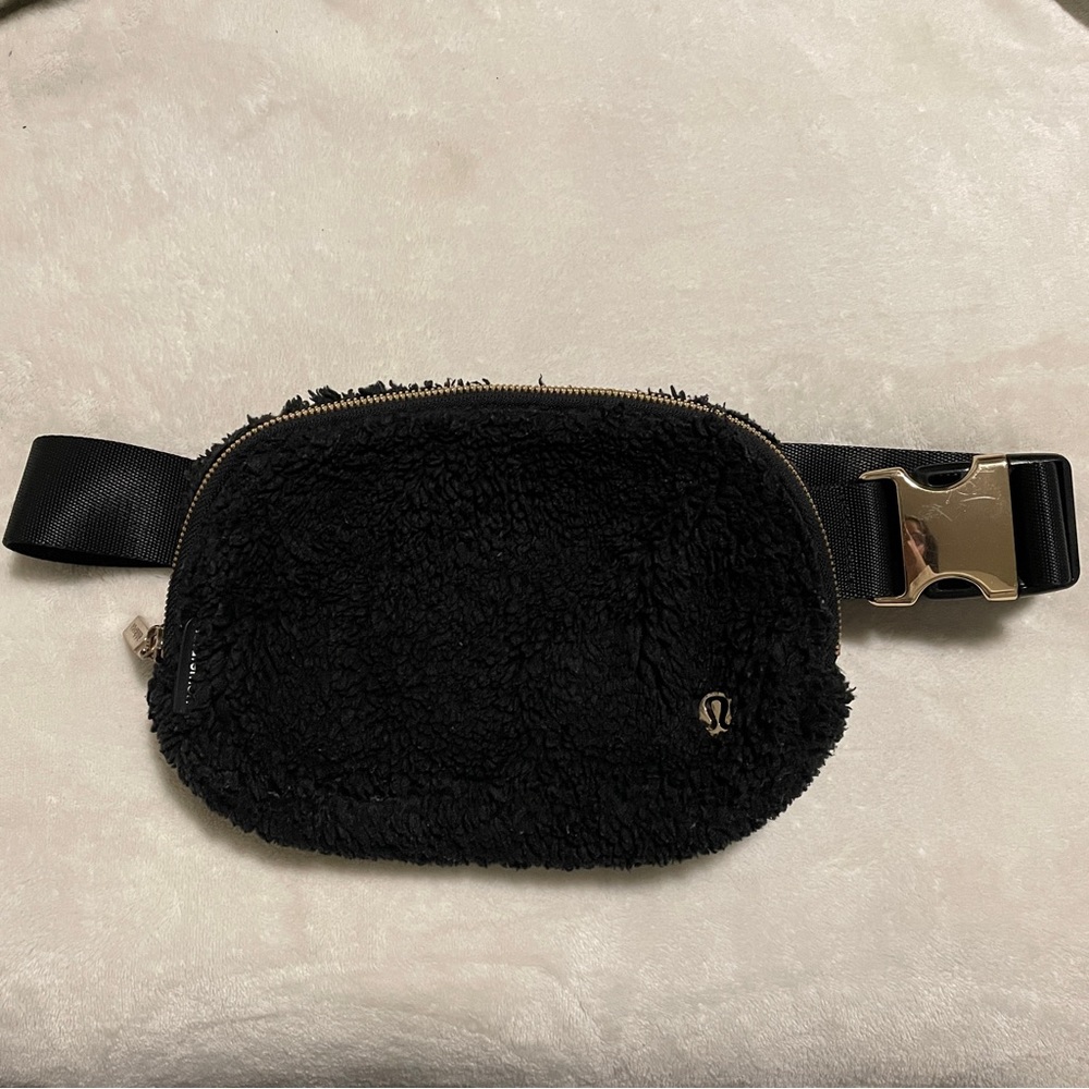 Lululemon Sherpa Black Belt Bag
